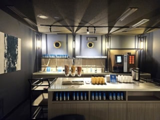 フリーで楽しめるアルコールやスナックなどの用意も。