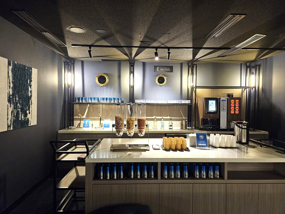 フリーで楽しめるアルコールやスナックなどの用意も。