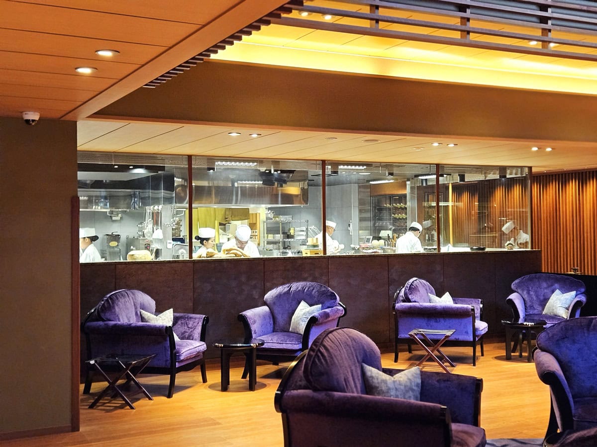 ガラス張りの半オープンになった活気あふれるキッチンを通って食事処へ。