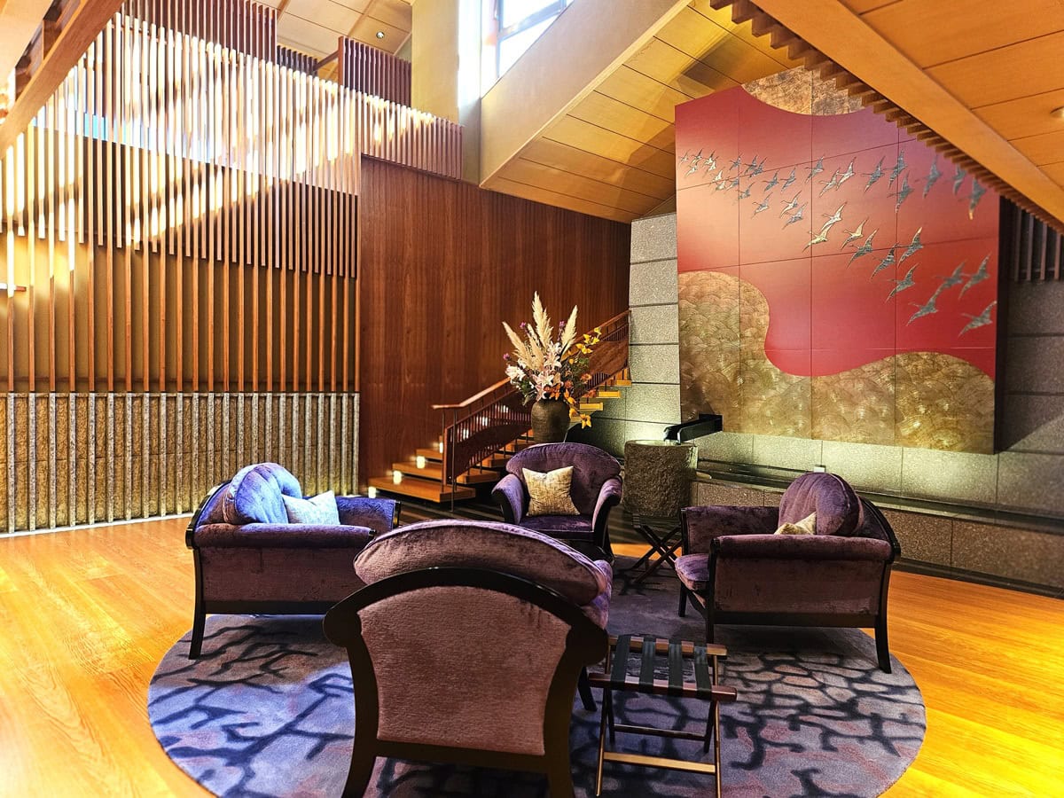 館内に一歩足を踏み入れると、気品あふれる雰囲気に圧倒される。天井まであるアートも印象的。