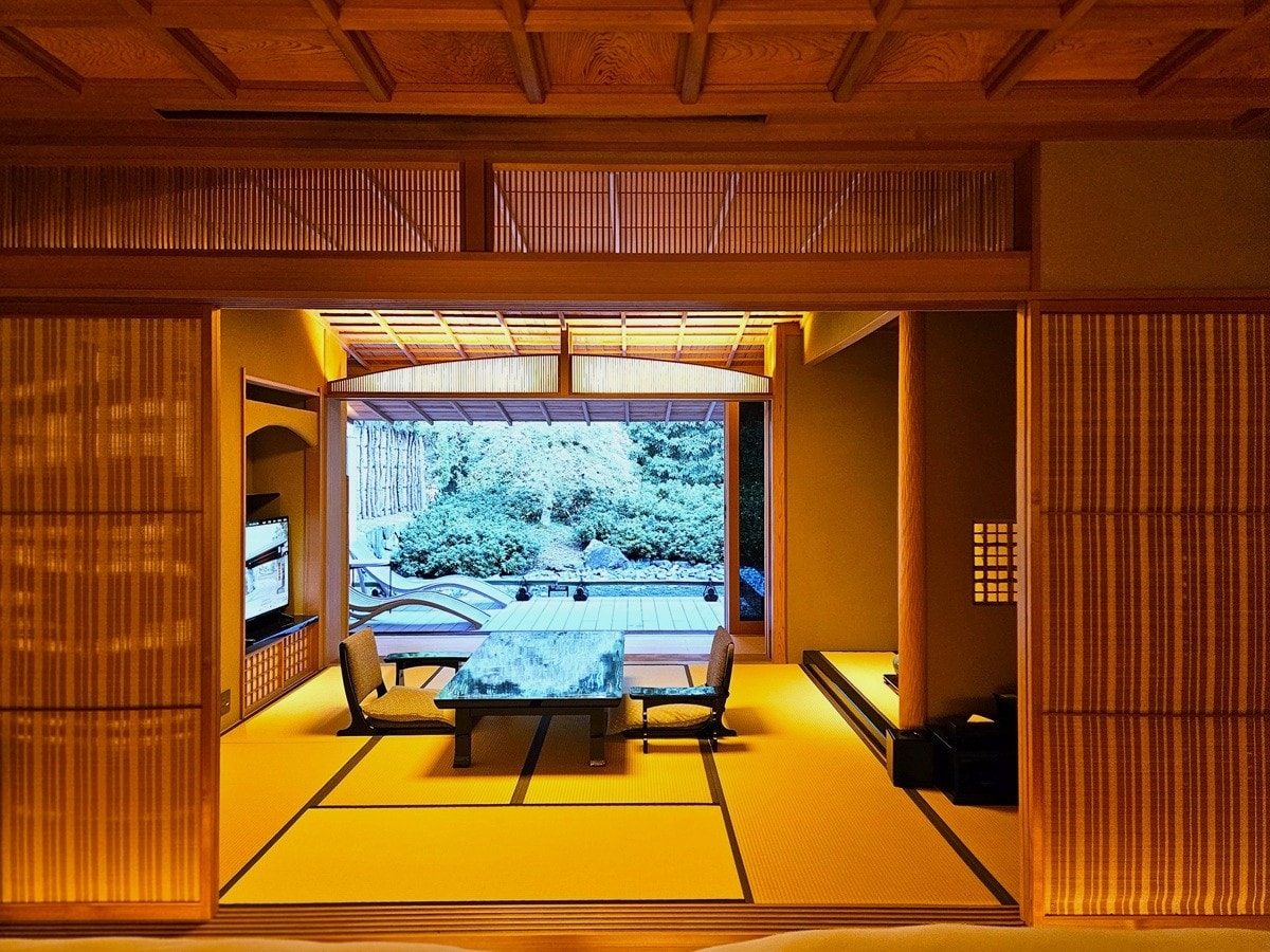 大きな窓から望む日本庭園にも癒される。