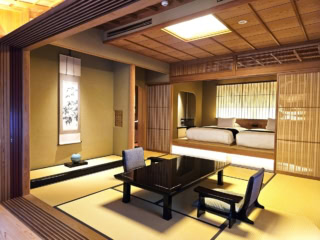 格天井と聚楽塗り、職人の手仕事が息づく和の空間。ベッドはとろけるような寝心地のよさ