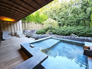 庭園を望む広々とした露天風呂が魅力。