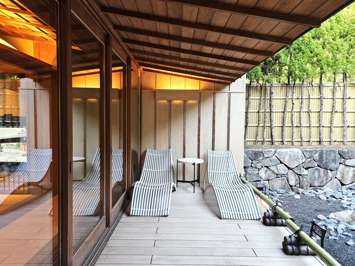 お風呂後にリラックスするための外気浴スペースも。