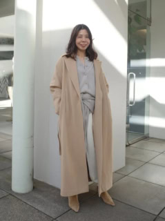 コート￥198,000、カーディガン￥35,200、中に着たニット￥31,900、ストール￥20,900、パンツ￥13,200（全てサロン アダム エ ロペ）、ブーツ￥39,600（ドゥーブル／全てサロン アダム エ ロペ）