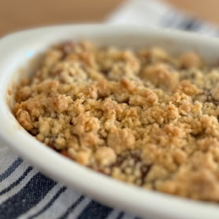 ザクザクとろり。焼きたてを楽しみたい、シナモンとりんごの香り広がる「アップルクランブル」レシピ