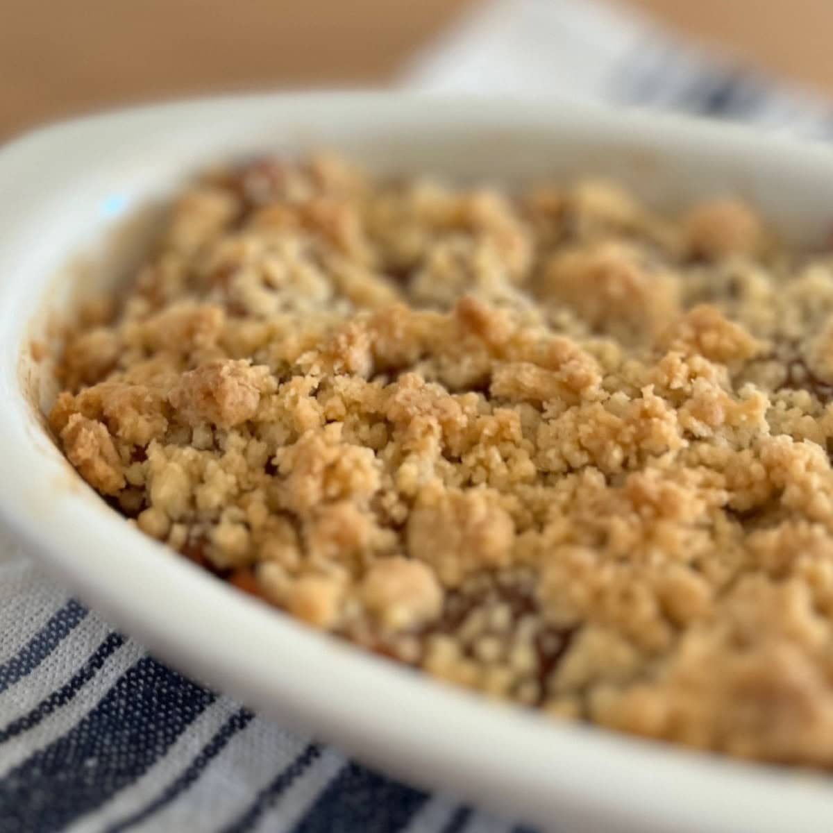 ザクザクとろり。焼きたてを楽しみたい、シナモンとりんごの香り広がる「アップルクランブル」レシピ