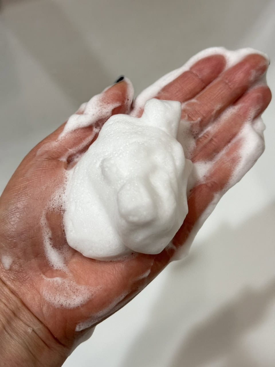 ふわふわ＆モコモコの泡がお肌をやさしく包み込んで、ヨゴレをオフ。しっとりした洗い上がり！