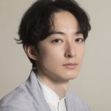 「吉沢さんとの会話はまさに錦織と庄田です(笑)」『ばけばけ』出演中の濱正悟さんインタビュー ジャケット ¥78,100、シャツ ¥41,800 、パンツ ¥45,100 (HATRA) その他、スタイリスト私物