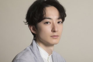 「吉沢さんとの会話はまさに錦織と庄田です（笑）」『ばけばけ』出演中の濱正悟さんインタビュー　ジャケット ¥78,100、シャツ ¥41,800 、パンツ ¥45,100 (HATRA) その他、スタイリスト私物