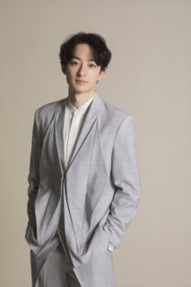 ジャケット ¥78,100、シャツ ¥41,800 、パンツ ¥45,100 (HATRA) その他、スタイリスト私物