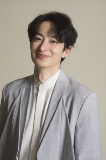 ジャケット ¥78,100、シャツ ¥41,800 、パンツ ¥45,100 (HATRA) その他、スタイリスト私物