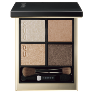 まぶたにピタッと密着するパウダーは薄膜仕上がりながら、洗練の質感で目元を印象的に彩るニュートラルな4色。¥7,700(SUQQU)