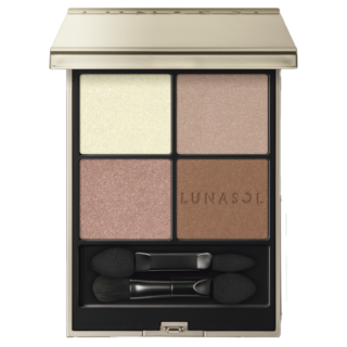 ピンクモーヴをベースに、グリーンパールが煌めくホワイトカラーのアクセントが、モダンで洗練された目元に。¥7,700(カネボウ化粧品)