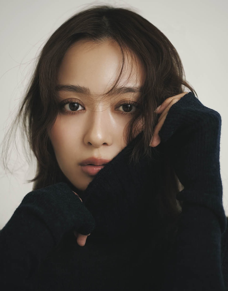 「単色もグラデもきまる」「捨て色なし」40代が洒落る定番カラー【国宝級ブラウンシャドウ】3選