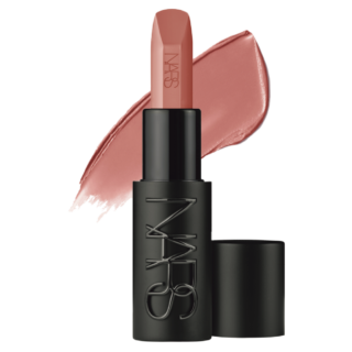 しっとり唇をケアしながら、鮮やかな発色とクリーミーなつけ心地でロングラスティング。滑らかで軽やかに唇になじみ、滲みにくくシルキーなサテン質感。¥5,280（NARS JAPAN）