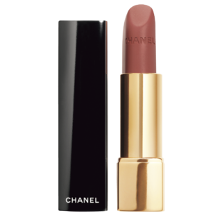 ほのかにツヤを感じるルミナスマットな大人のための洗練ローズベージュ。丁寧に整えられたような、柔らかくエレガントで洗練された唇に。¥6,270（シャネル）©CHANEL