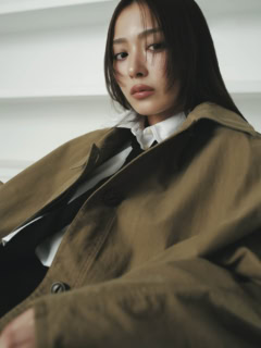 【使用色】NARS エクスプリシット リップスティック 829（ヌーディリップ部門1位）、SUQQU ブラーリング カラー ブラッシュ 08（血色メイク部門2位） コート¥82,500 （スタイリング/）、中に着たシャツ¥19,800（カルバン・クライン／カルバン・クライン カスタマーサービス）、その他はスタイリスト私物