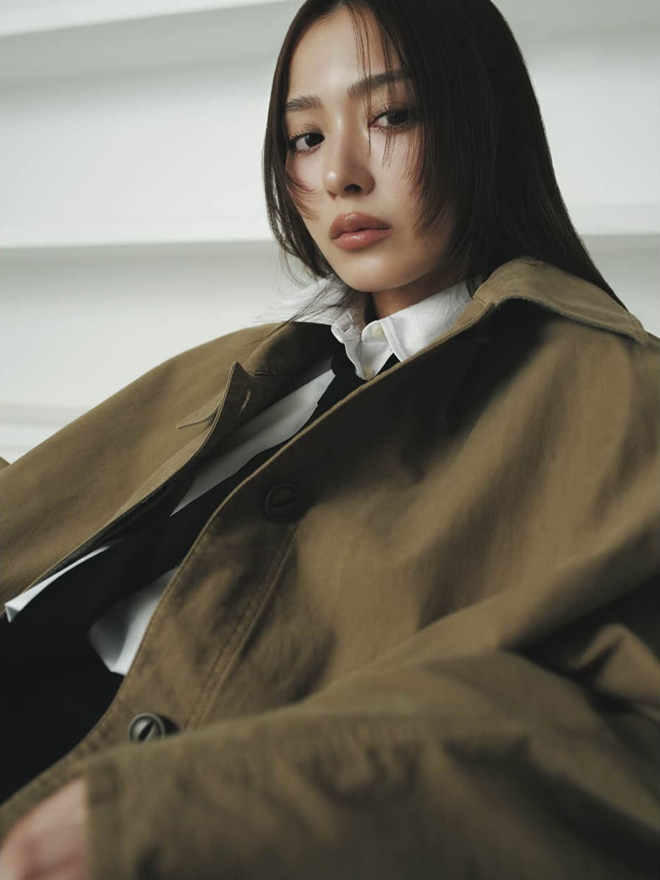 【使用色】NARS エクスプリシット リップスティック 829（ヌーディリップ部門1位）、SUQQU ブラーリング カラー ブラッシュ 08（血色メイク部門2位） コート¥82,500 （スタイリング/）、中に着たシャツ¥19,800（カルバン・クライン／カルバン・クライン カスタマーサービス）、その他はスタイリスト私物