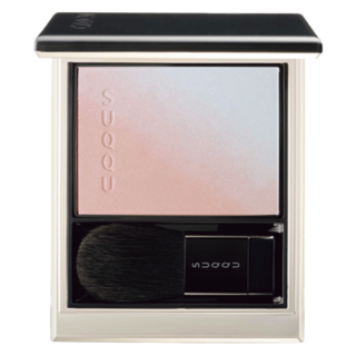 肌に柔らかな血色を添えるコーラルチークと、透明感を引き出すブルーのハイライトのコンビ。頰が透けるような、ピュアで澄んだ表情を簡単に演出できる。¥6,600(SUQQU)