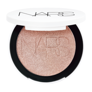 美容成分とパウダーのハイブリッドなフォーミュラで、小ジワや毛穴をソフトフォーカスしながら肌に上質な光沢を宿すハイライター。¥6,050(NARS JAPAN)