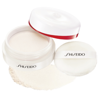 美容成分でコーティングした微粒子パウダーが、長時間の乾燥から肌をしっかりブロック。溶け込むようになじみ、透明感のあるツヤ肌へ。¥5,500（SHISEIDO）