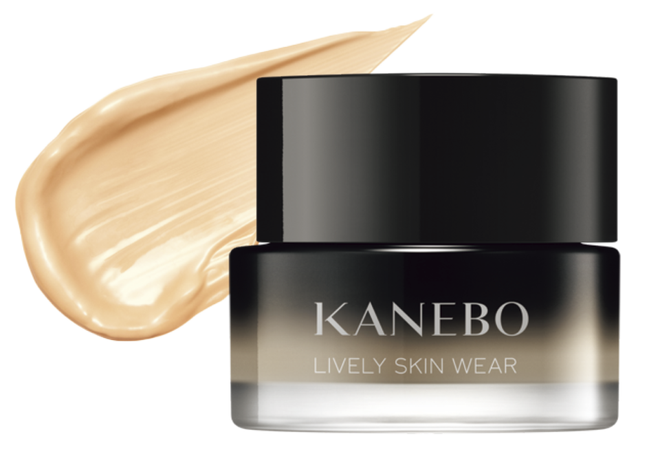 肌悩みはカバーしながら、厚塗り感なく肌になりきるようにフィットして、ふっくら滑らかな仕上がりに。SPF4・PA+ 30g 全10色 ¥12,100（カネボウインターナショナルDiv.）