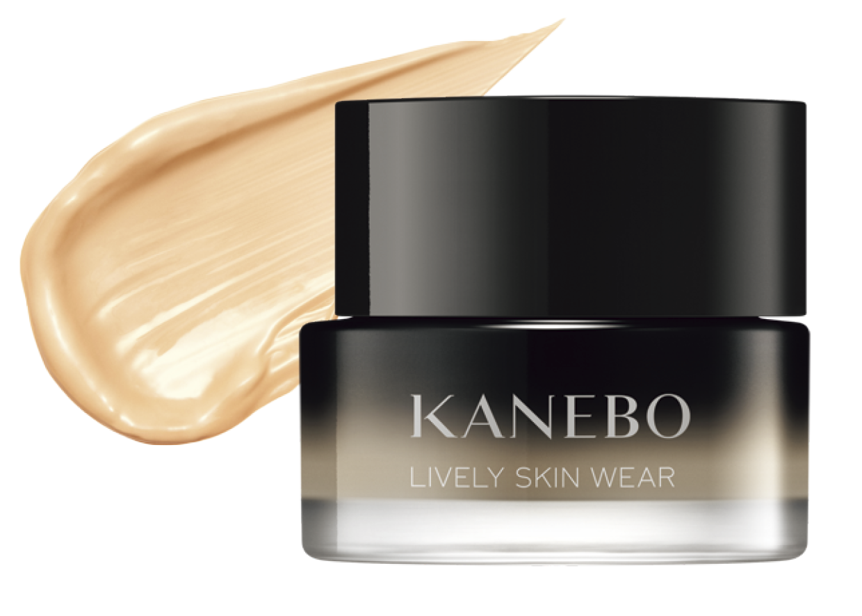 肌悩みはカバーしながら、厚塗り感なく肌になりきるようにフィットして、ふっくら滑らかな仕上がりに。SPF4・PA+ 30g 全10色 ¥12,100(カネボウインターナショナルDiv.)