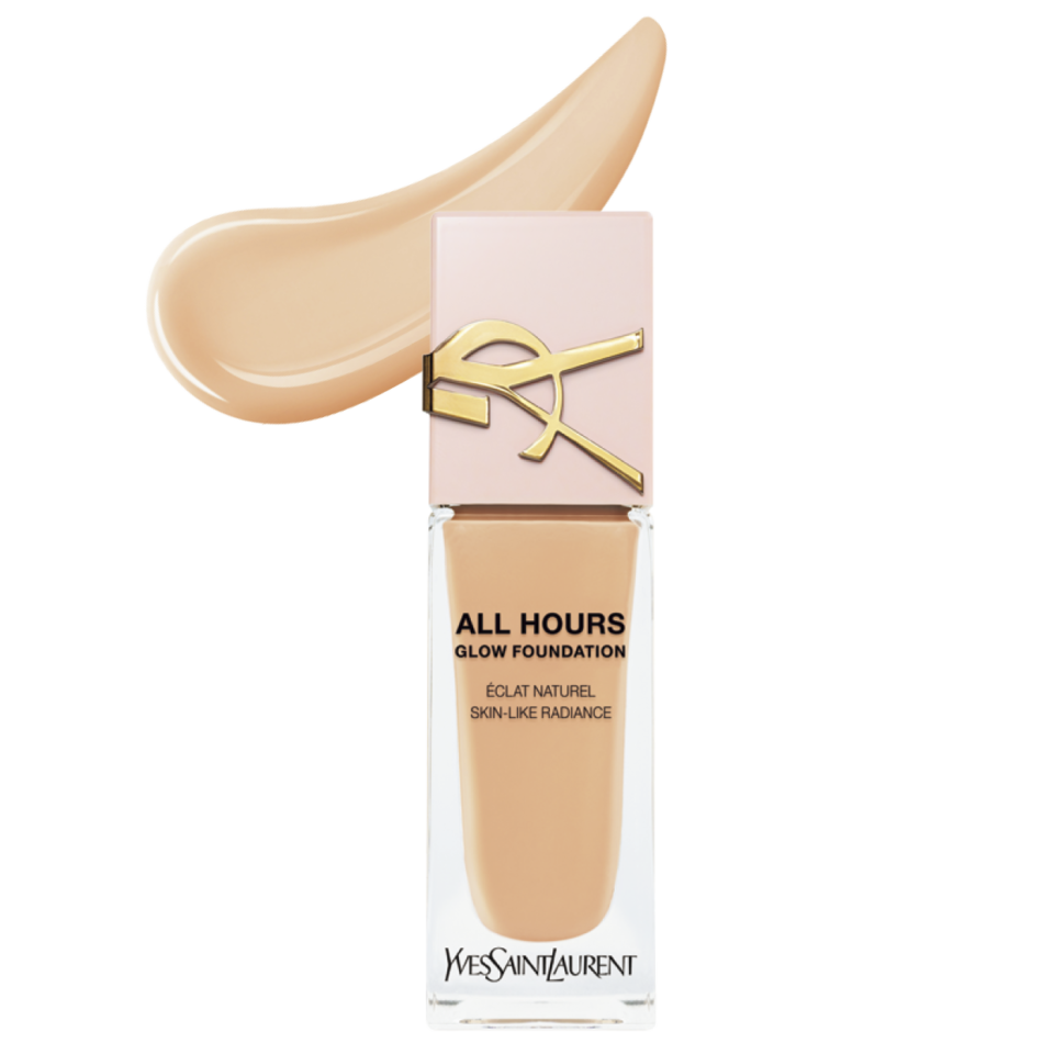 美しいキメを模倣する特殊なテクノロジーが、肌そのものが発光するような光溢れる潤いツヤ肌を実現。全10色 ¥8,360（イヴ・サンローラン・ボーテ）