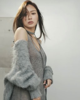 【使用色】SHISEIDO エッセンス スキン セッティング パウダー 01（美肌マジック部門1位）、RMK リクイドファンデーション フローレスカバレッジ プラス（美肌マジック部門2位） ニットキャミドレス¥19,800、カーディガン¥14,300（共にエミ／エミ ニュウマン新宿店）