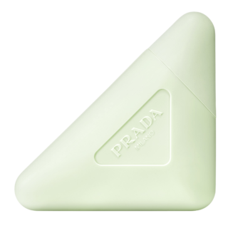 たっぷりの美容成分が手肌、爪、そしてキューティクルにまでアプローチして、健やかできめ細かな肌に整えるエッセンスバーム。50mL ¥8,030（プラダ ビューティ）