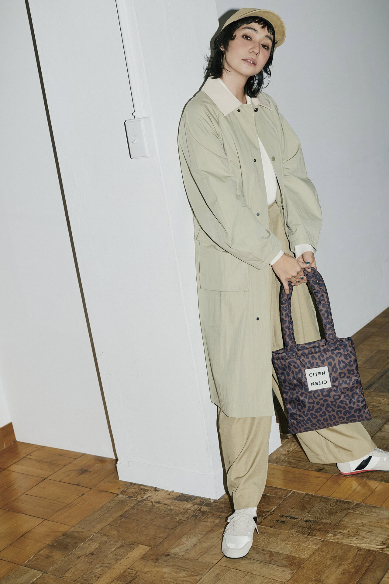 バッグ［H31×W28㎝］は付録、コート¥16,940、ニットポロ¥5,940、パンツ¥5,940、キャップ¥3,960、スニーカー¥5,940（全てシテン／ユナイテッドアローズ カスタマーサービスデスク）、ピアスはスタイリスト私物