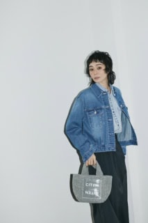 バッグ［H19×W19×D12㎝］は付録、デニムジャケット¥9,900、デニムシャツ¥6,930、パンツ¥6,930（全てシテン／ユナイテッドアローズ カスタマーサービスデスク）、ピアスはスタイリスト私物