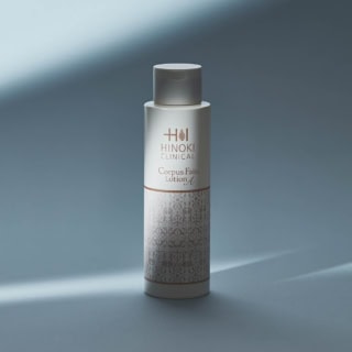 有効成分と保湿成分が、くすみを防ぎながら肌を滑らかに整える。コルパスフェアローションA［医薬部外品］200mL ¥5,280（ヒノキ新薬）