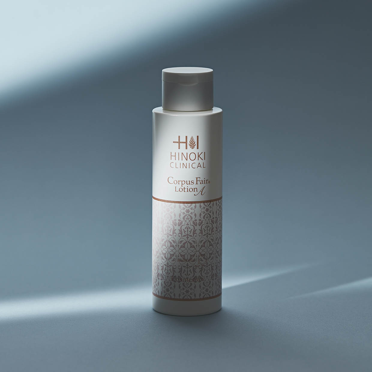 有効成分と保湿成分が、くすみを防ぎながら肌を滑らかに整える。コルパスフェアローションA［医薬部外品］200mL ¥5,280（ヒノキ新薬）