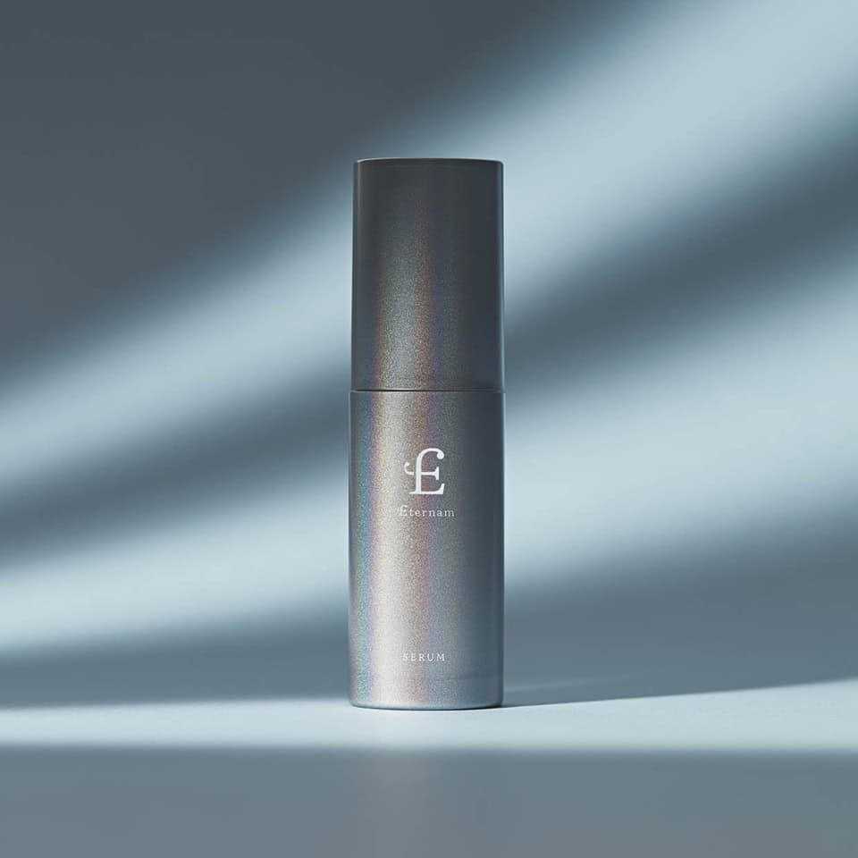ヒト臍帯由来間葉系幹細胞培養上清液をマルチラメラリポソーム化し、ハリ・潤い・透明感をトリプルケア。エテルナム セラム 30mL ¥14,300（エテルナム）