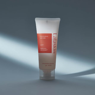 優しく角質をオフし、肌リズムを整える毎日使いのジェル洗顔。白玉ピーリングジェル洗顔 140g ¥1,650（プレミアアンチエイジング）