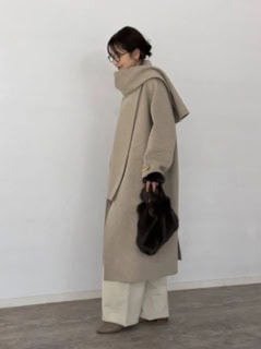 バッグ￥187,000（シモネッタラヴィッツァ）、ストールコート￥70,400（プラージュ）、パンツ￥17,600（ジョンブル／全てPlage 代官山店）、マルティニアーノのシューズ、ジジのピアス、エリンコンシダインのブローチは全て本人私物