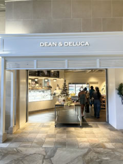 DEAN&DELUCA Royal Hawaiian Centerの店舗。ハワイの伝統的なプランテーションスタイルを取り入れた店舗デザインが素敵！