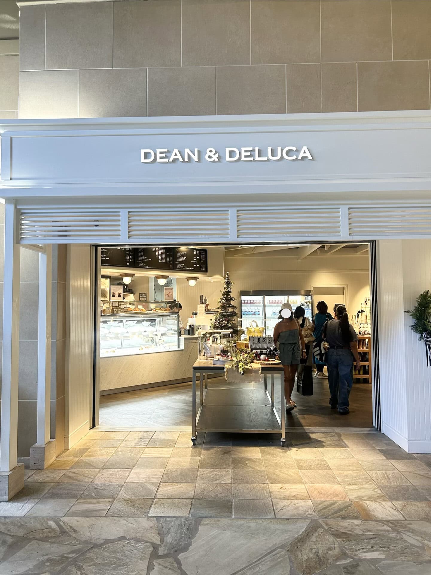 DEAN&DELUCA Royal Hawaiian Centerの店舗。ハワイの伝統的なプランテーションスタイルを取り入れた店舗デザインが素敵！