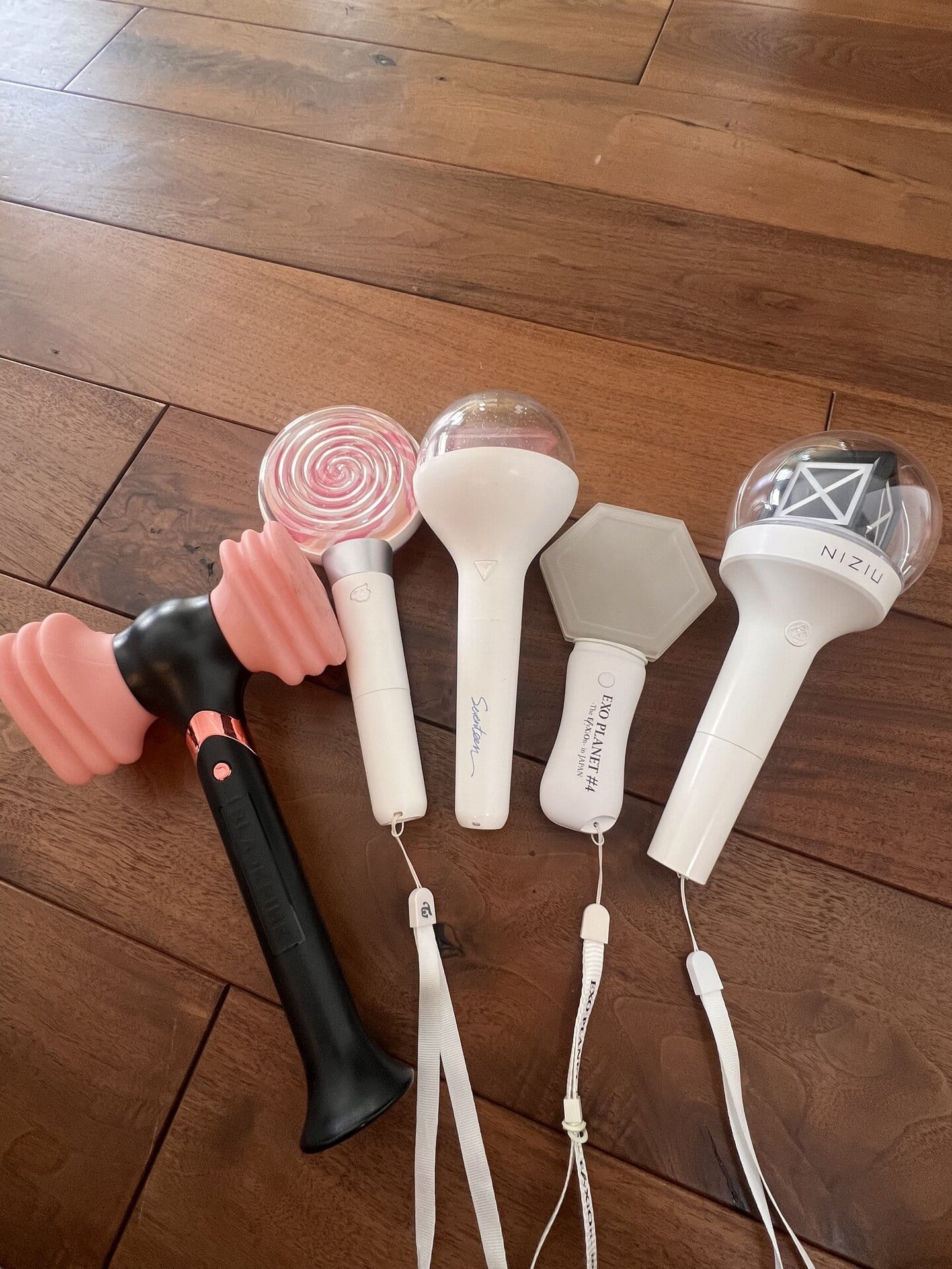 （編集部：注）お気づきでしょうか、せりさん、推しのライブでは必ずペンラ（ペンライト）を買っていることを。TWICEやNIZIUなどのペンライトまで。いったいいくつ持っているの！