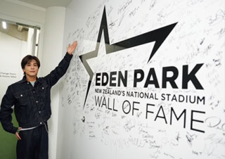 世界のスターに交ざってサインを！