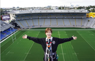 ハーネスを装着してスタジアムの屋根を歩くスリリングな体験も。オークランドの街並みを一望できる特別な絶景が楽しめます。岩田さんも、その開放感と気持ちよさに大感激！