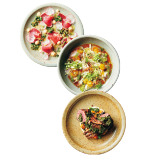 シェアして楽しむ鹿肉のステーキHawkes Bay suffolk bone in lamb, to share＄105のほか、シーフード料理も豊富。盛り付けも美しい！