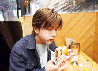 「肉厚でボリュームたっぷりのバーガーは、最高でした！」（岩田さん） Kiwi Classic Burger$25。