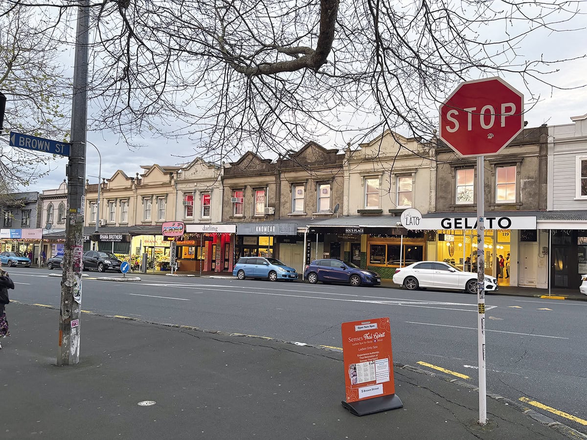 DAY 1 夜発の便で日本を出発！オークランドへ