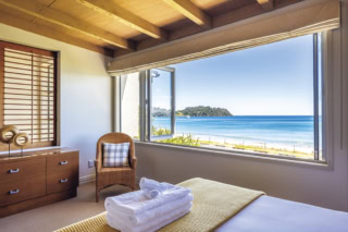 暮らすように旅を楽しみたい人にぴったりのアパートメント型ホテル。美しいオネタンギ・ビーチの目の前という抜群のロケーションが魅力です。