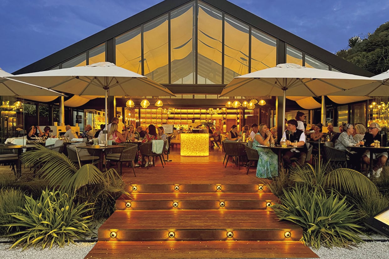 KI MĀHA 宿泊先から歩いてすぐの、洗練されたビーチフロントダイニング。厳選した地元食材と季節野菜に、東南アジアのエッセンスを加えた本格料理が楽しめます。