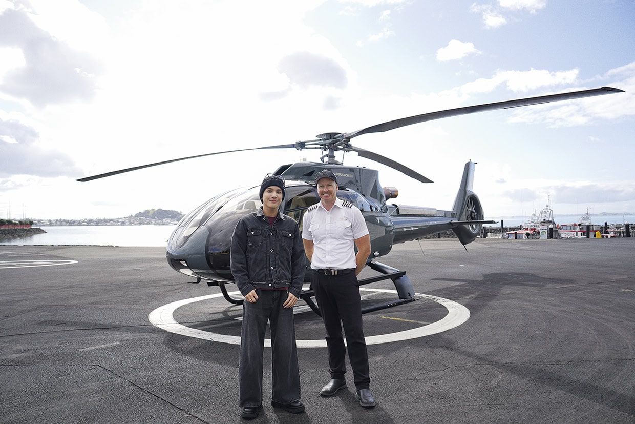 ワイヘキ島へはフェリーが定番ですが、今回は往路をヘリで贅沢に。ハウラキ湾の青を眼下に眺めながら、特別な時間を。