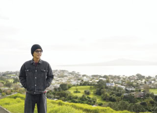 デボンポートを訪れたならぜひ足を延ばしたいのが、フェリー乗り場から徒歩約20分、標高87mの山、タカルンガ。山頂に立つと、オークランドの街並みを一望できる絶景が！